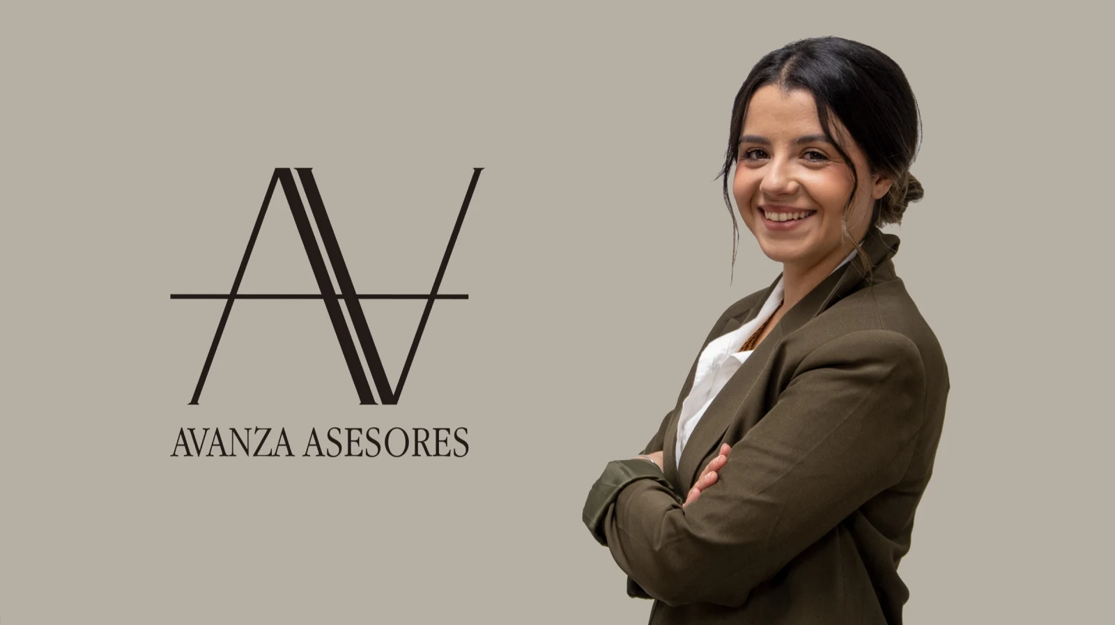 Alba Rodríguez Roldán junto al logotipo de A&A Avanza Asesores.